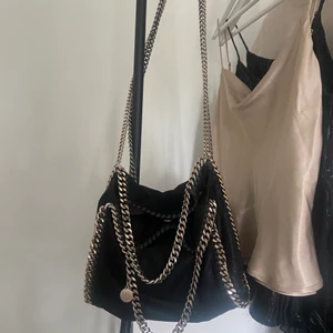 Stella Maccartney väska  - INTRESSEKOLL!💗På min fina Stella Maccartney tote bag som är min absoluta favorit väska. Den är använd men i fint skick då det är mycket bra kvalitet. ❗️väskan ett par fläckar av bleck (på insidan) vilket jag märkte nyligen❗️ På den tredje bilden syns det att väskan är använd eftersom att texten har skavts bort med tiden. Min väska är en limited edition model och har en guldig kedja som nu mera skiftar i en guld/silverig färg. Liknande väskor i samma storlek finns på frarfetch för ca 7700kr 