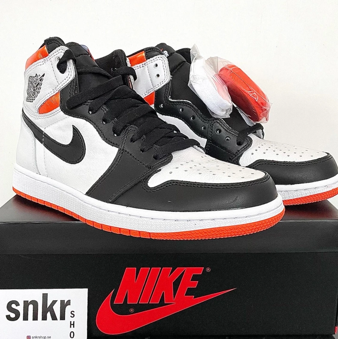 Air Jordan 1 Retro High ”Electro Orange” - 90