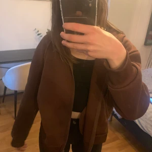 Brun kofta - Supersnygg kofta i storlek L, men skulle även kunna passa S om man vill att den ska vara oversized ☺️