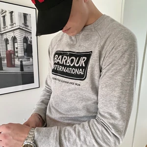 BARBOUR sweatshirt - Säljer denna Barbour sweatshirten åt min kille då den blivit för liten. Den är i storlek XXL på barn, 14-15 år, men passar XS-S. Tröjan är köpt på Kidsbrandstore för 799 kr, men finns dock inte kvar på hemsidan. Den är i nyskick och använd cirka 5 gånger🔥 ( 220kr inklusive spårbar frakt )
