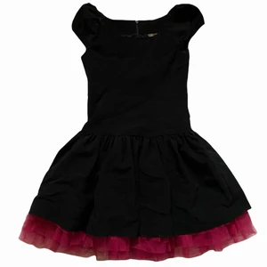 cool klänning med rysch.  - cool klänning med rosa rysch längst ner. Barnstorlek? men skulle nog säga passar en XXS/XS/Liten S? Beroende på hur man vill att den ska sitta. Köparen står för frakt. ❤️