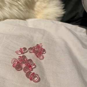 Dollar stor - Säljer 10 st napp berlocker för 5kr✨