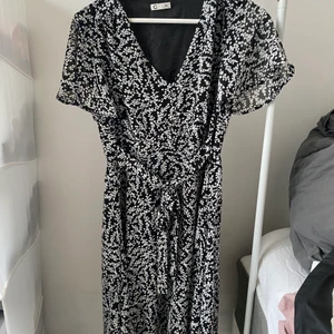 Blommig Klänning  - En blommig klänning från Cubus, har slits & är knälång. Använd fåtal gånger.