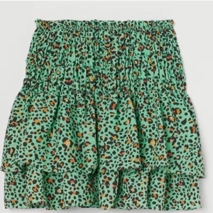 Kjol - Säljer min jättefina helt oanvända kjol från hm, superfin men tyvär inte min stil, på hemsidan tror jag den kostar runt 350kr. Köpte den i våras💕 pris kan diskuteras!