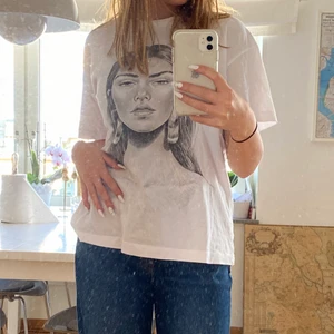 Oversized tshirt - Oversized tshirt från zara me skitsnyggt tryck. Inte ofta använd. I storlek M. Betalat inte för frakt men kan mötas i Stockholm 
