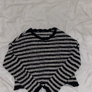 Randig stickad tröja - Vit och svartrandig tröja som går till navlen.