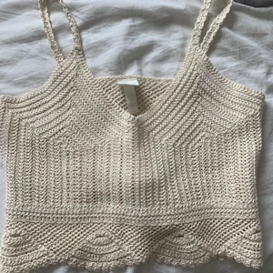 Virkad topp S - Säljer denna söta virkade topp ifrån H&M storlek S. Den är använd vid få tillfällen och är i väldigt bra skick. Jag har sytt upp den i axelbanden då de var väldigt långa men det är inget som syns. Jag säljer den för 50 kr exclusive frakt💕