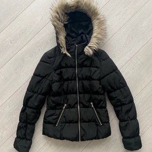 Jacka - Säljer en jacka i strl 36. Använd men fortfarande bra skick! Köpare står för frakt🧚🏼‍♀️🥰