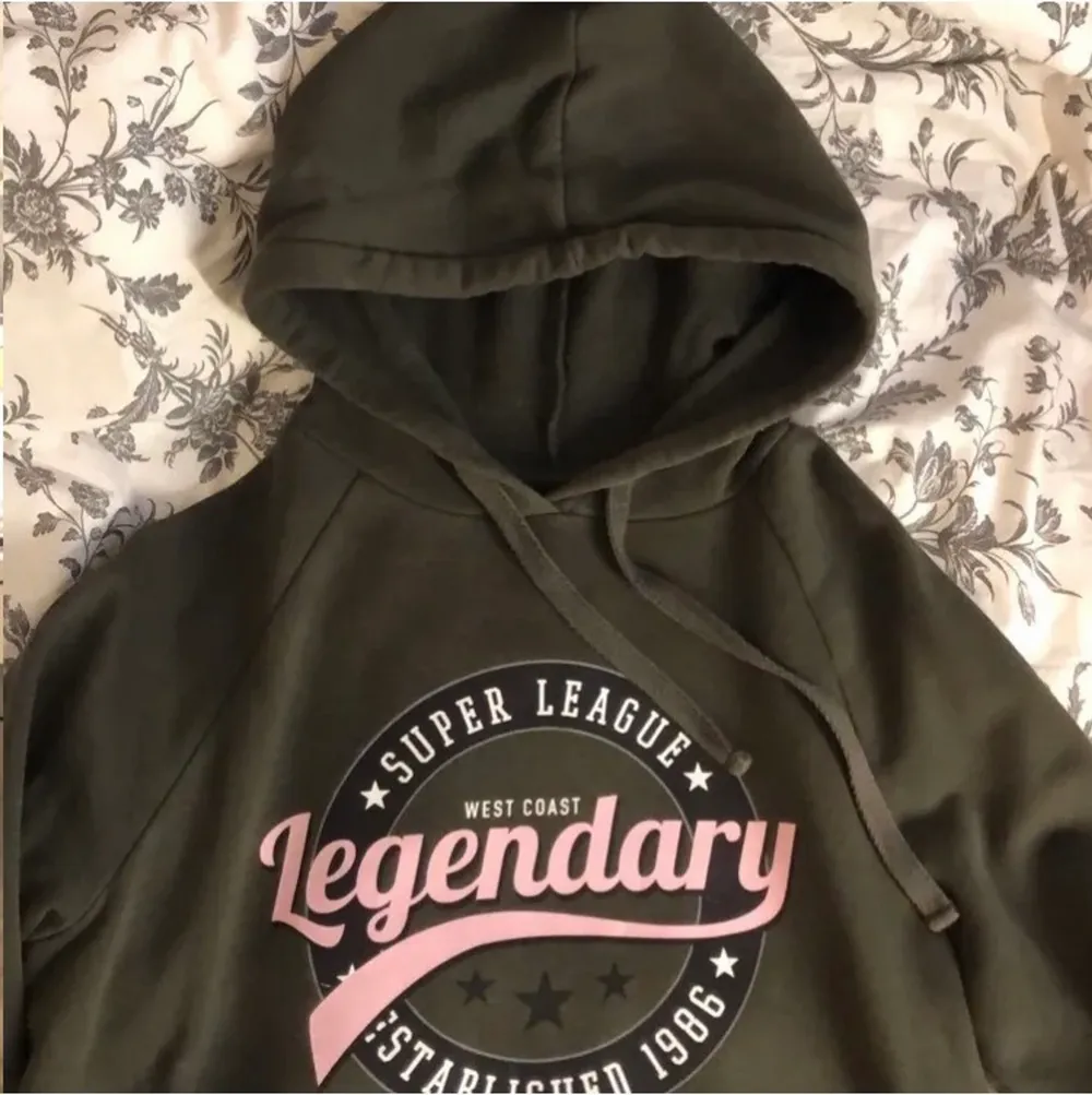 Skitsnygg grön hoodie med tryck från Gina🥰 Knappt använd så den är i väldigt fint skick, inga fläckar eller hål💗 . Hoodies.