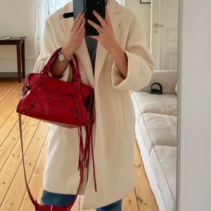 Beige kappa - Säljer min nyinköpta kappa från Stradivarius. Använd 2 gånger! Strl L men sitter snyggt ovetsizeed på mig som är en S💕👌felfri. Nypris är 300/400 . helt felfri!!