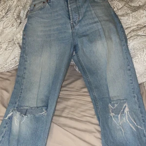 Raka slitna jeans från junkrard - Fina blåa jeans från junkyard med hål på knäna, storlek 32 i tum så ca 40-42, sparsamt använda då de varit för stora för mig. Supersköna byxor!! Nypris 599kr, köparen står för frakt