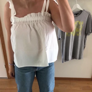 Snyggt linne från h&m - Jätte fint linne från h&m säljer för får ej användning av det, nypris 100 och säljer för 50❤️