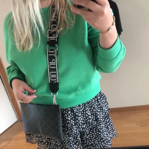 Grön tröja från zara - Säljer denna gröna tröjan från zara som jag köpte förra veckan den va lite för liten för mig så därför jag säljer dne e as snygg och har jätte fin grön färg köpte för 200 och säljer för 100 