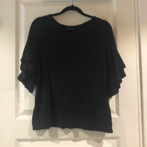 New Look t-shirt - T-shirt med frill-ärmar från New Look. Använd ett fåtal gånger. Strl 40 🖤