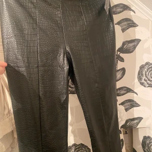 Byxor med ormmönster - Byxor som endast är provade. Strl M 