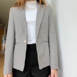 H&M kavaj storlek 34 - Säljer denna fina kavaj på grund av att jag aldrig får användning av den, använd endast vid ett tillfälle så i mycket fint skick. 