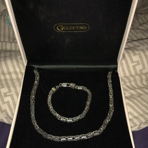 Kejsarlänkar i silver! - Halsbandet är 50cm långt och jag köpte de för 2798kr. Armbandet är 21cm långt o jag köpte det för 1298kr. Båda är köpta i slutet av augusti detta år på guldfynd. Säljer båda tillsammans för 2500kr men kan sälja dom var för sig för halsband-2300kr och armband för 800kr. Kvitto finns ej då jag tvätta byxornarna o kvitto fanns i fickan. Tveka inte på att höra av er om minsta lilla ni undrar över. Priset kan sänkas vid snabb affär. 