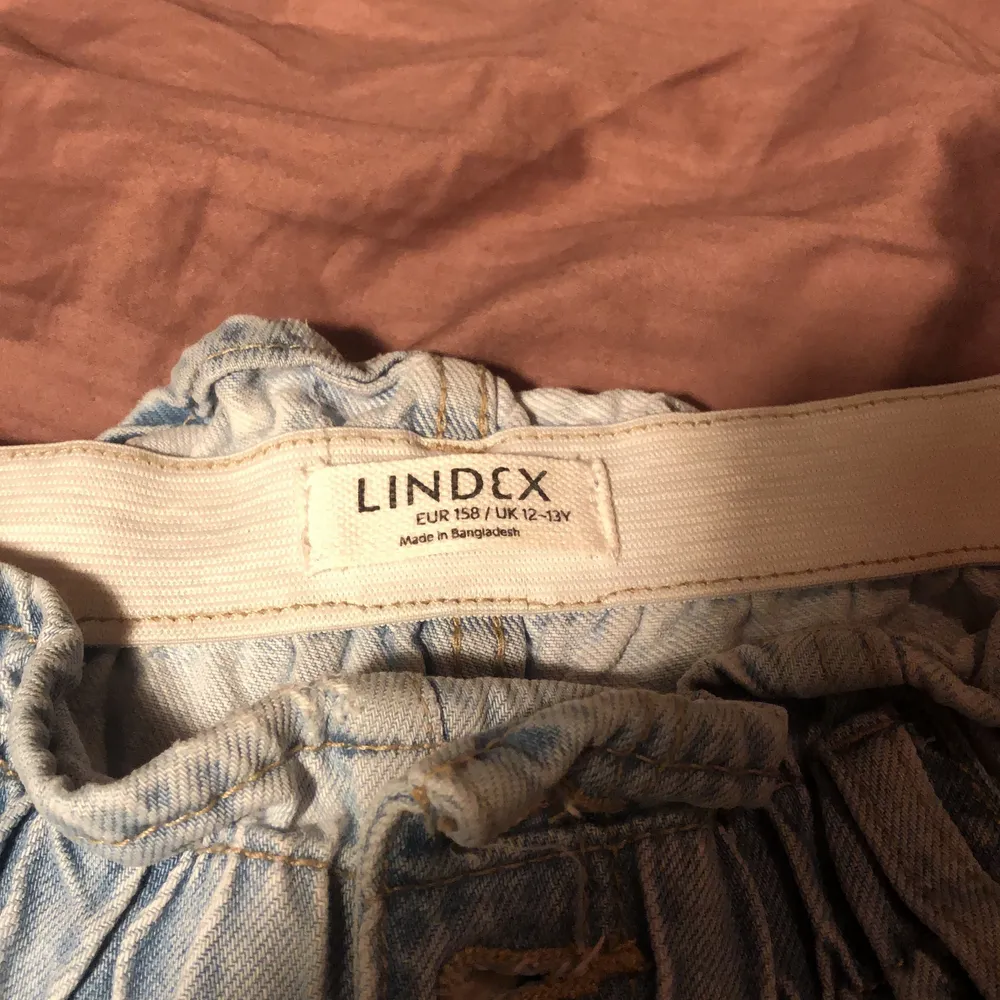 Jag säljer dessa fina ljusa jeansshorts från Lindex, har använt dem ett antal gånger men fortfarande i väldigt bra skick. Skulle säga att de är väldigt sköna och passar bra om man har lite större lår.. Shorts.