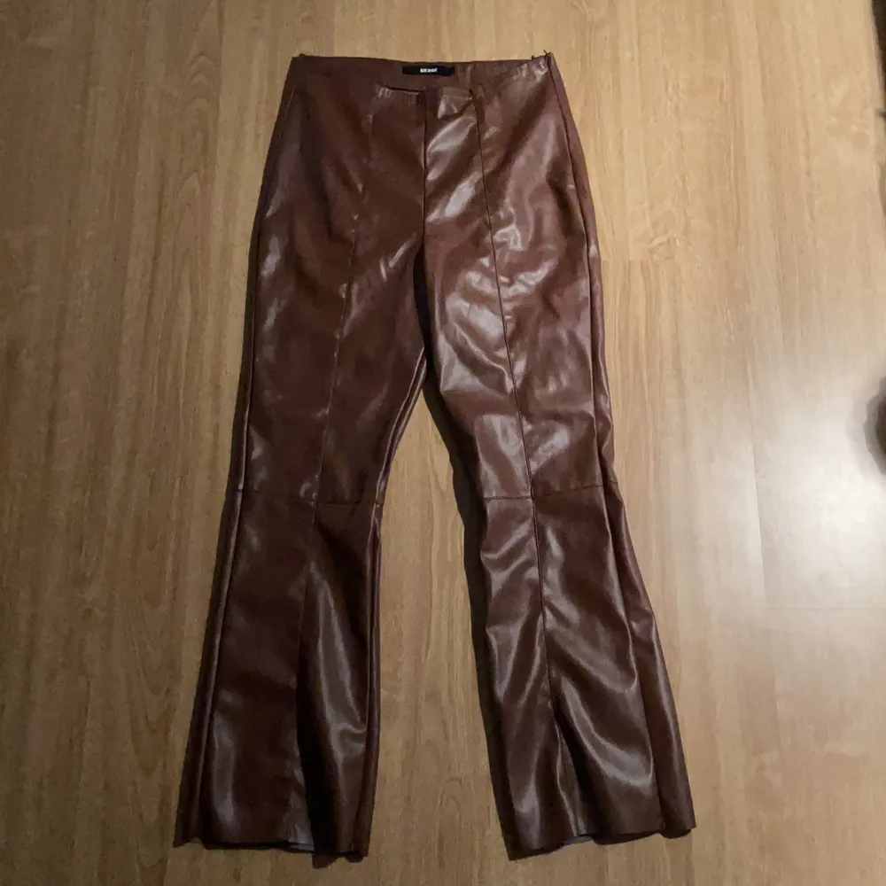 Bruna skinnbyxor från Bikbok har aldrig användt dessa byxor. Jag är ungefär 1,61 cm lång och dem är i storlek S . Jeans & Byxor.