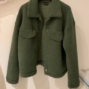 Höstjacka - Säljer min gröna fluffig höstjacka från Ginatricot. Så skön och så mysig och passar till mycket! 💕 köpt för länge sedan så finns inte längre att få tag i. 