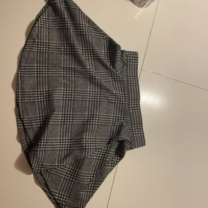 Grå mönster kjol - Grå kjol, oanvänd, inga skador, chicabooti; märke, kort, nytt skick<3