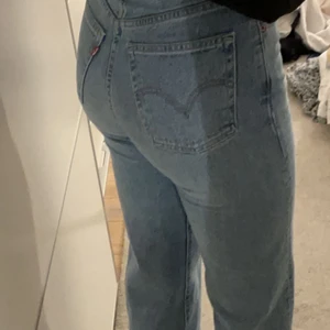 LEVI’S Jeans - Ribcage straight  - Säljer dhär fina jeansen som tyvärr blivit för korta för mig (enligt min personliga stil), är 175 cm. De är it använda mycket (bra skick) o nog tvättade 4 ggr ungefär,  kan tvätta de innan leverans! Raka i benen och högmidjade, väldigt bekväma men inte jätte mycket stretch. Tror köptes för 1200kr. Har även ett par exakt likadana i svart men de är betydligt mer slitna (vid intresse kan ja skicka bild o köpa för paketpris❤️ stl 26, har 36-38 annars, de har blivit lite mjuka. Buda! Du betalar frakt❤️