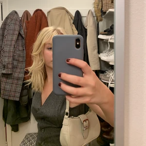 Väldigt fin grå/beige väska med spänne.  - Aldrig använd, ganska bra kvalitet och inga slitningar eller liknande. Superfin🙌🏼😁 