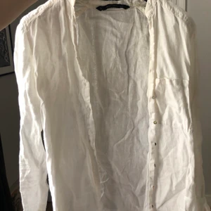 Linneskjorta med fina detaljer - Linneskjorta från Zara med snyggt sydda axlar och fina knappar.