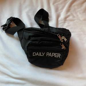 En bumbag från holländska märket Daily Paper. Inga flaws alls, fett praktisk och generic så går att ha till basically vad som helst. Betala med swish, fråga om det är något!