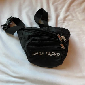 Daily Paper bum bag - En bumbag från holländska märket Daily Paper. Inga flaws alls, fett praktisk och generic så går att ha till basically vad som helst. Betala med swish, fråga om det är något!