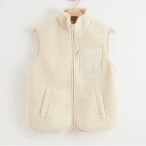 Trendig väst - Säljer denna fina slutsålda väst, LITEN i storleken!! sitter lite oversized på mig som vanligtvis har XS/S, Passar till allt.🌟Aldrig använd endast testad. Prislapp kvar som ni kan se. Säljer den för att den inte såg bra ut på mig. ‼️Buda, SNABB AFFÄR köp direkt för 320 + frakt‼️‼️ (första bilden lånad)