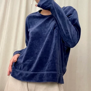Gosigaste velourtröjan! 💙 - Perfekt tröja att mysa runt i i höstmörkret. Over size tröja från Bechamel. Köpt second hand. Supermysig och mjuk och har en fantastisk blå färg. Inte använd mycket av mig. Tröjan har tyvärr blekta fläckar på höger ärm som var där när jag köpte den, det har ej stört mig mycket, men därmed kör jag ett lägre pris. 💙