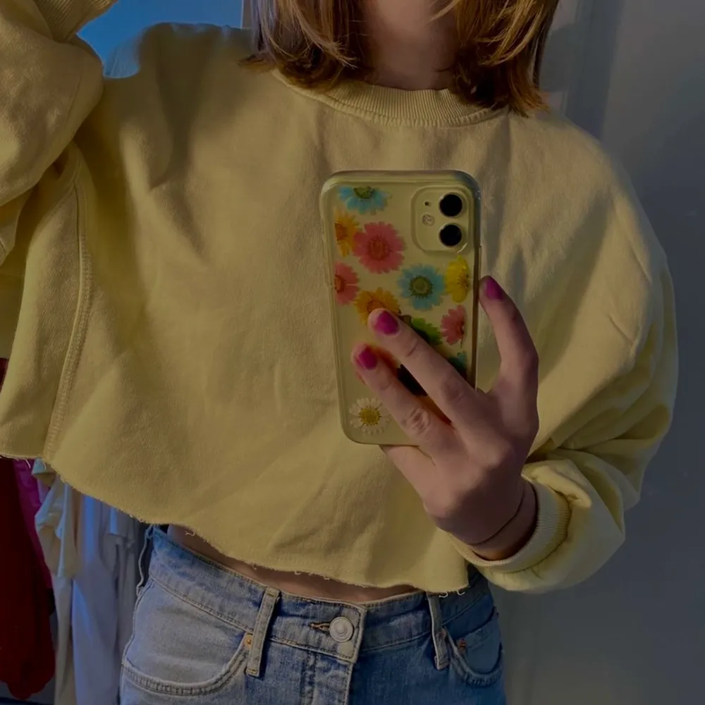 Färgen gör sig inte riktigt rättvis på bild men en så härlig gul croppad sweatshirt! Använd en del men i gott skick! ✨ Säljer för endast 80kr + frakt. Hoodies.