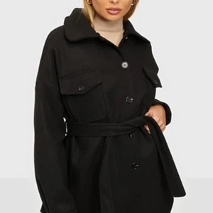 Kappa - Säljer min kappa från Nelly som köptes iår men inte har användning för längre,Köpt för 699kr. Storlek 34 men passar XS-M. Skriv privat för fler bilder😊