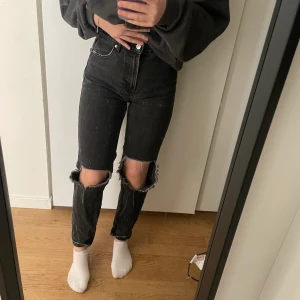 Jeans från Bershka - Säljer mina svarta jeans från bershka, hålen har jag klipp själv och dom är i mom fit. 