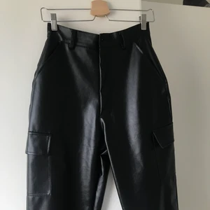 MISSGUIDED skinnbyxa - Fake skinnbyxor från missguided, använda ca 2 gånger och kommer tyvärr inte till användning. Standard fickor där fram samt på sidan av benen. 