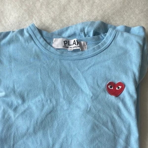 CDG t-shirt - Nypris 995kr, storlek M