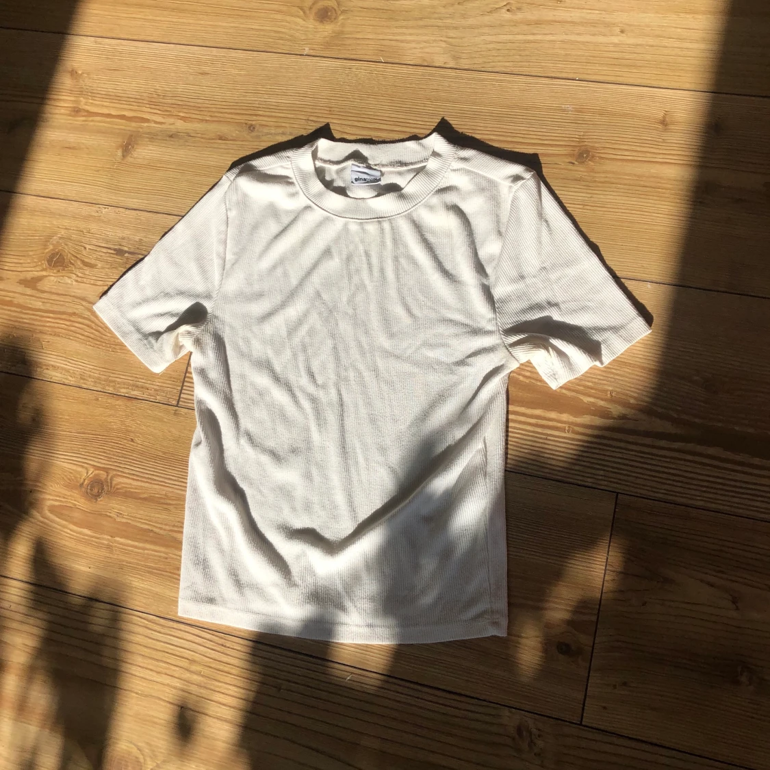 Vit t shirt med liten polo