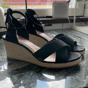 Klackskor, kilklack - Fina skor med kilklack från H&M. Använda någon enstaka gång och fint skick💕 7 cm klack. 