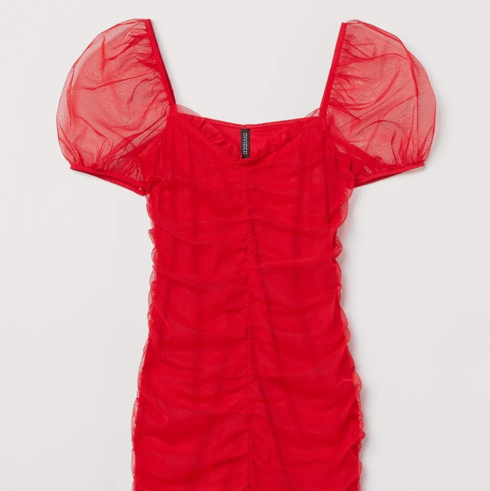 ALDRIG ANVÄND. Prislapp kvar! Säljer denna tajta klänning från en gammal H&M kollektion då jag inte fått tillfälle att använda den. Superfin passform, ger en väldigt charmig figur!. Klänningar.