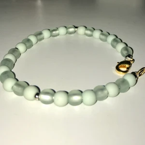 Pärlarmband💟 - säljer dessa jättegulliga egengjorda armbanden i färgen piggelin💚 skriv om du skulle vara intresserad!