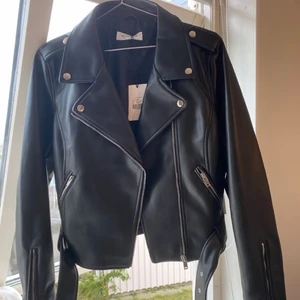 Skinnjacka  - Helt ny skinnjacka från Glamorous från Nelly i storlek 42, väldigt liten i storlek så passar 38🖤 Köpt för 599 och aldrig använd med lappen kvar, perfekt inför hösten