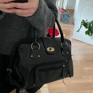 Väska - Balenziaga inspirerad väska i jätte bra skick💕 skriv privat för fråger. Frakt ingår ej💞