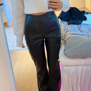 Byxor - Måste tyvärr sälja mina fina skinnbyxor då dom tyvärr aldrig kommer till användning😫köpte dom i augusti på bik bok för 400kr, använda Max 1 gång sen dess så dom är alltså i nyskick😍 jag är ca 160 lång, dom passar nog någon som är 155-165 kanske. Säljer dom för 200+ frakt, men priset är diskuterbart vid snabb affär, hör av er vid frågor eller om ni vill ha fler bilder🤍💕💕💞