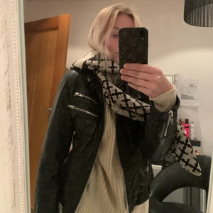 Svart skinnjacka strl 38/M💕💕 - Säljer nu min svarta skinnjacka superfin i strl M men jag som vanligtvis har S på jackor kan ha denna<33 Gillar dessutom då de sitter lite oversized🥰💞Köp för 400 inkl frakt<3