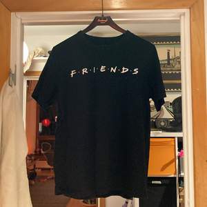 Säljer den a friends t-shirt från pull and bear 