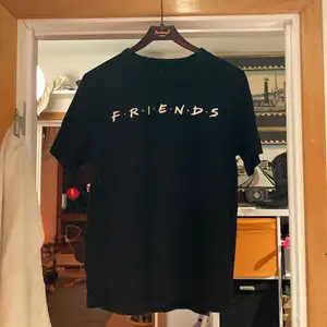 Säljer den a friends t-shirt från pull and bear 