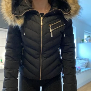 Hollies jacka storlek 36 - Snygg dunjacka i en lite kortare modell från HOLLIES. Perfekta jackan i höst & vinter med snygga gulddetaljer. Stor, avtagbar krage i fuskpäls. Jag är 169cm och har storlek 36. Använd en del men i bra skick. Kommer tyvärr inte till användning längre, därför säljer jag den och hoppas att någon annan kan ha god användning av den😊 Nypris 3300kr, säljer för 1600kr + frakt. Priset kan diskuteras💕 