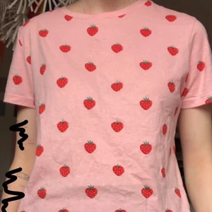 Jordgubbs T-shirt  - Rosa T-shirt med jordgubbar på! Bra skick 🍓✨