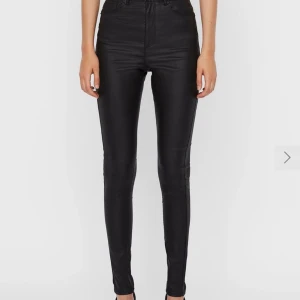 VeroModa XS - Jeans från VeroModa, fejkläder, aldrig använda. Strl XS men passar även S.